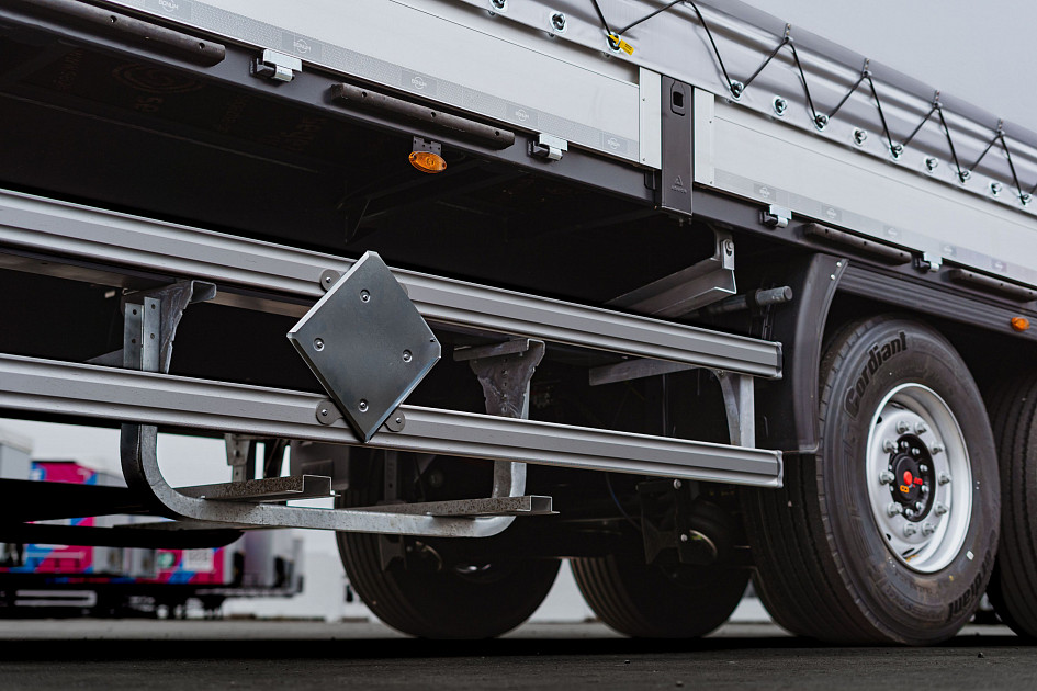 Curtain-side semi-trailer 13,62 m for transporting of dangerous goods