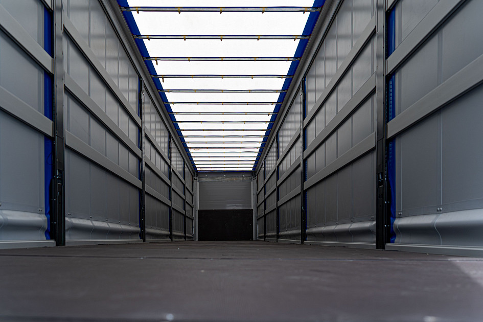 Curtain semi-trailer 16,52 m with outrigger axle