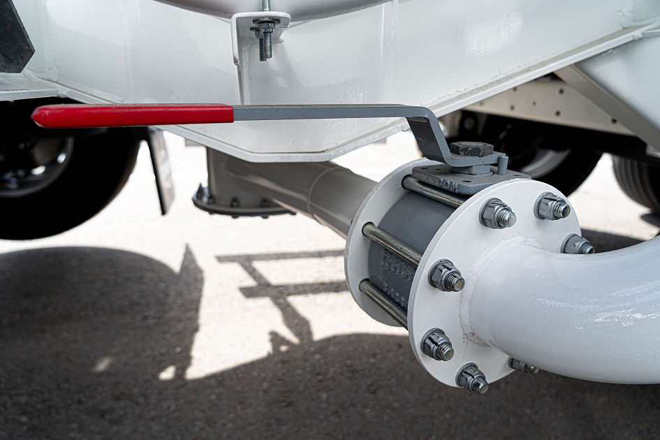 Cement truck 31 m3 with outrigger axle