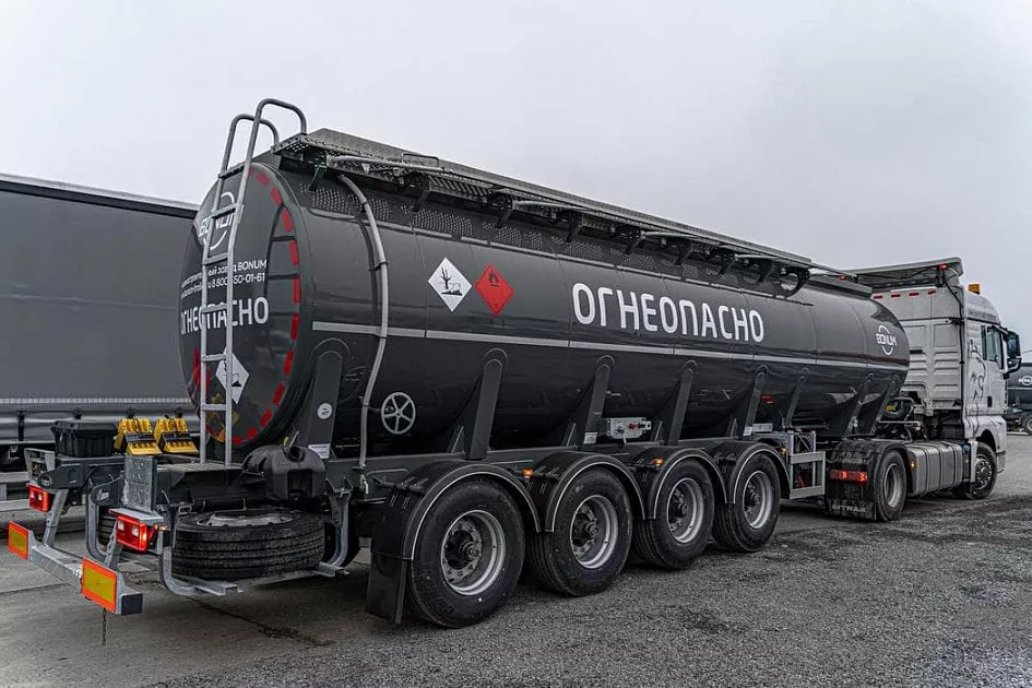 Oil tanker 32 m3 (the shape of the bulb is cylindrical)