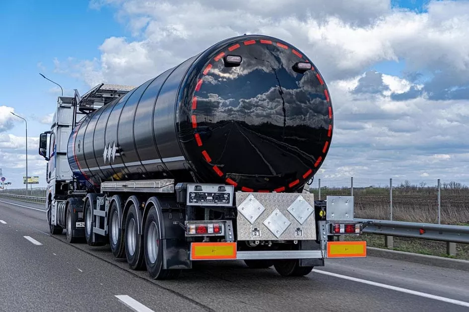 Oil tanker 32 m3 with outrigger axle Oil tanker 32 m3 with outrigger axle