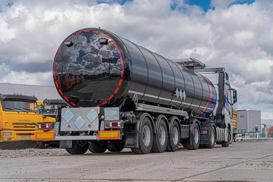 Oil tanker 32 m3 with outrigger axle Oil tanker 32 m3 with outrigger axle