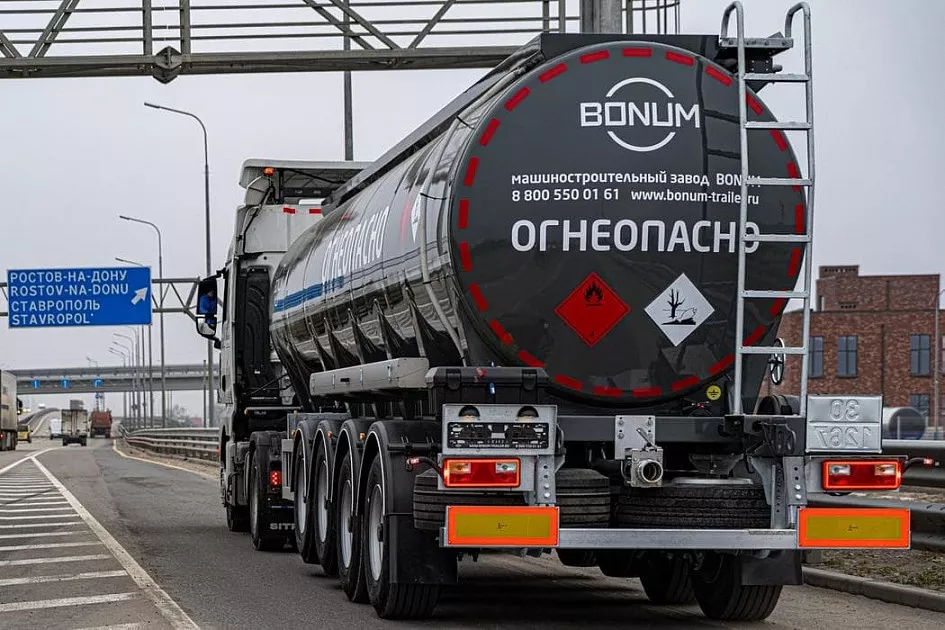 Oil tanker 32 m3 (the shape of the bulb is cylindrical)